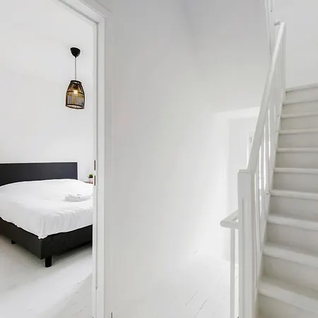 Colourful House With Charming Courtyard Near Semesterbostad *