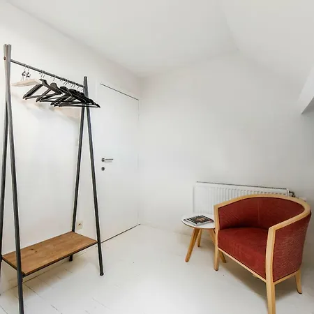 Semesterbostad Colourful House With Charming Courtyard Near