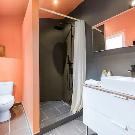 Colourful House With Charming Courtyard Near Semesterbostad