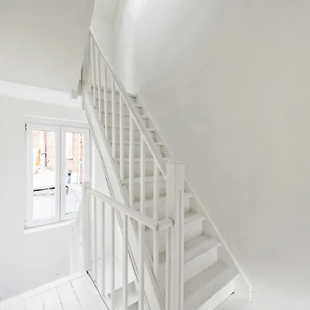 Colourful House With Charming Courtyard Near Semesterbostad *